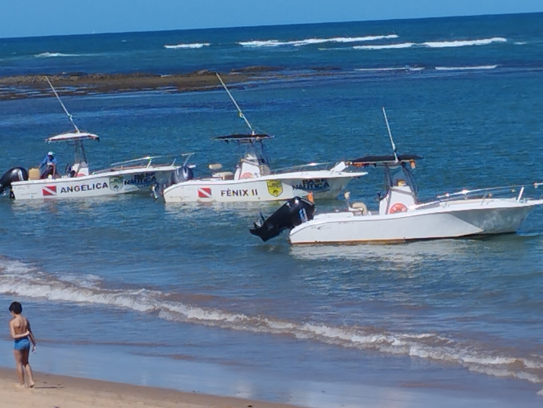 Lanchas Anélica e Fênix II ancoradas na praia de Praia do Forte