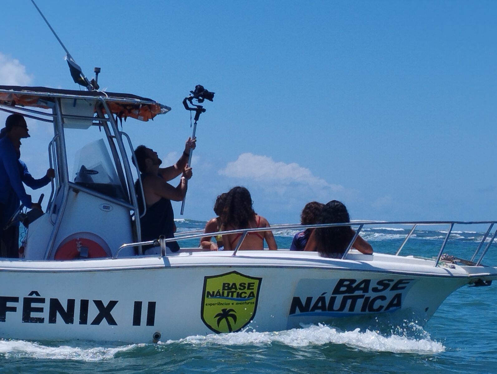 Passageiros e tripulação filmando o passeio a bordo da lancha Fênix II